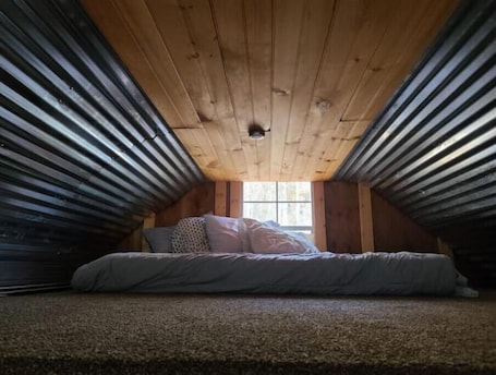 2 bedrooms, free WiFi, bed sheets. Primitive Cozy Tiny Cabin with Starlink internet