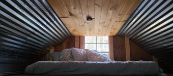 Primitive Cozy Tiny Cabin with Starlink internet