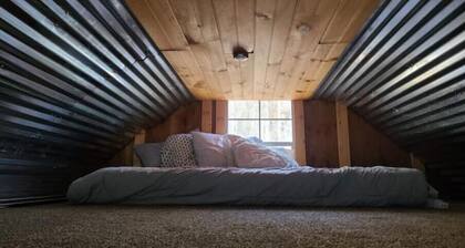 Primitive Cozy Tiny Cabin with Starlink internet