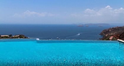 Unbelievable 3br Penthouse with amazing ocean views & private Rooftop patio