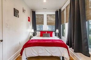 2 soverom, skrivebord, strykejern/-brett og reiseseng for barn