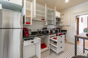 Fridge, microwave, oven, stovetop - Top Floor Fast Internet Huge Patio Near Downtown (Salt Lake City)