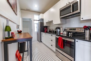 Kjøleskap, mikrobølgeovn, ovn og kokeplater