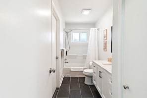 Hair dryer, towels, soap, shampoo - ☀️ Kissed by Sunshine ☀️ 3BDR Ranch by Royal Oak & Ferndale - Family Friendly 2TVs (Madison Heights)