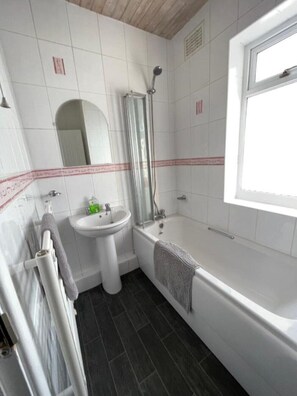 Shower, hair dryer, towels, soap - Fionn House Darlington (entire property)  (Darlington)
