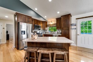 Geladeira, micro-ondas, fogão, cooktop