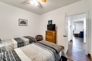 4 Schlafzimmer, Schreibtisch, Bügeleisen/Bügelbrett, WLAN