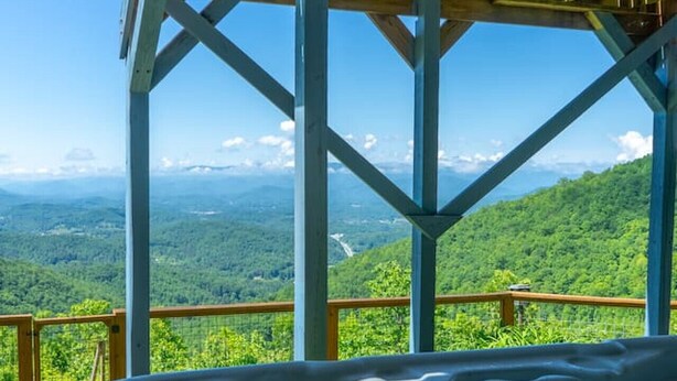 Un bain à remous avec vue sur un paysage montagneux.