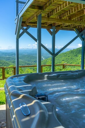 Ein Whirlpool mit Blick auf eine Berglandschaft.
