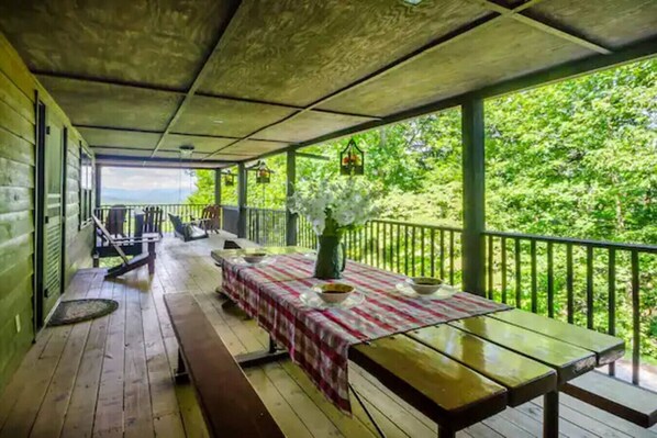 Outdoor dining - Black Bear Cove Cabin (Otto)