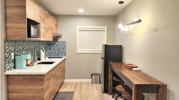 KylskÄp, mikrovÄgsugn, spishÀll och kaffe- och tebryggare