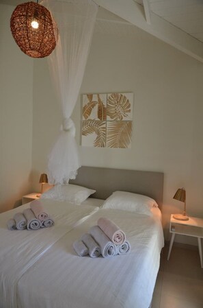 4 bedrooms, iron/ironing board, WiFi, bed sheets