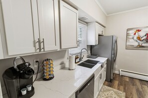 Jääkaappi, mikroaaltouuni, uuni, liesi