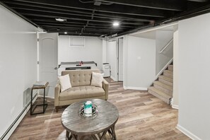 Älytelevisio, videopelejä, pöytätennispöytä