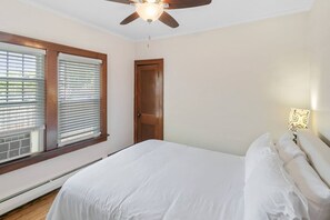 4 chambres, bureau, fer et planche Ă  repasser, lit parapluie