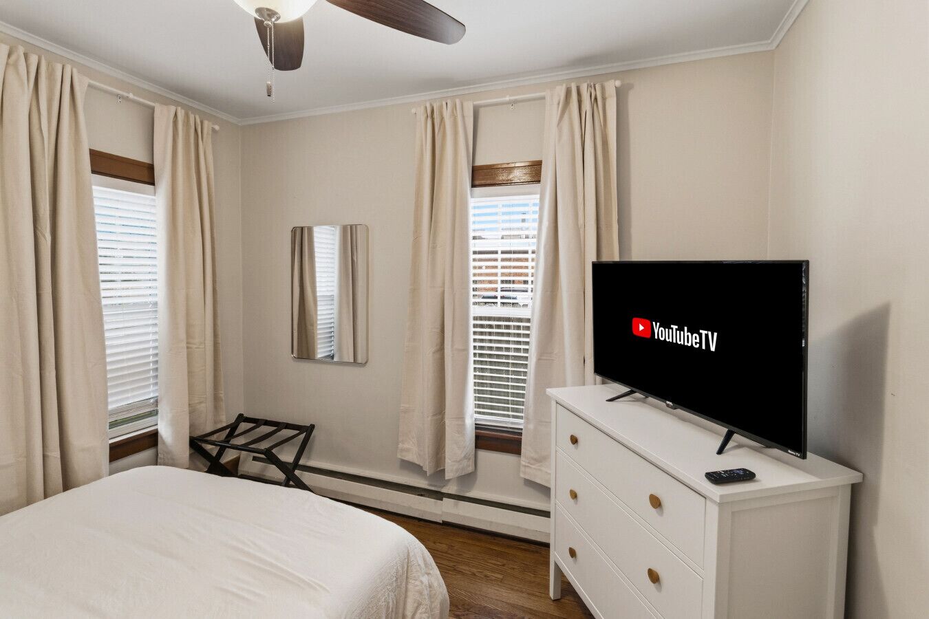 Bureau, fer et planche à repasser, lit parapluie, Wi-Fi gratuit