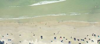 Casa Aconchegante, a 50 Metros da Praia, Proj. Arquiteto Paulo Mendes da Rocha