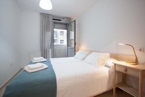 2 sovrum, strykjärn/strykbräda och sängkläder