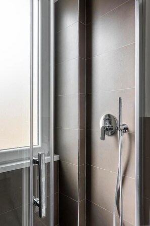 Bruser, hårtørrer, bidet, håndklæder