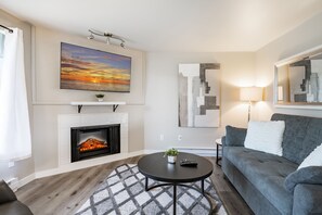 Smart TV, fireplace, ping pong - Relax This Spring • Hot Tub • Steps to the Bay 109 (Blaine)