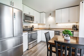 Fridge, microwave, oven, stovetop - Relax This Spring • Hot Tub • Steps to the Bay 109 (Blaine)