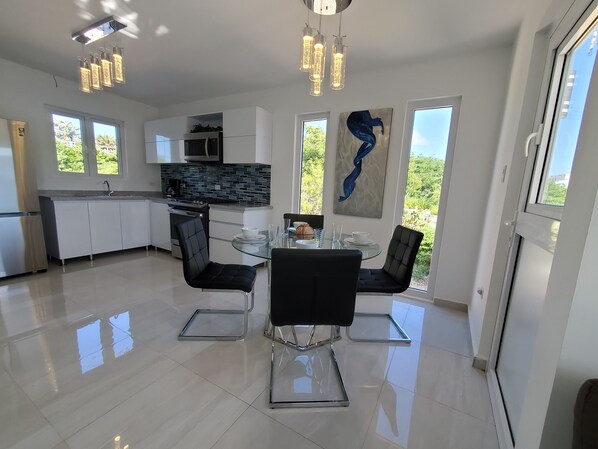 Fridge, microwave, oven, stovetop - Your Aruba Personal Paradise-Privacy, Pool, great location (Noord)