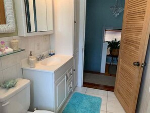 Een douche, een haardroger, handdoeken, zeep