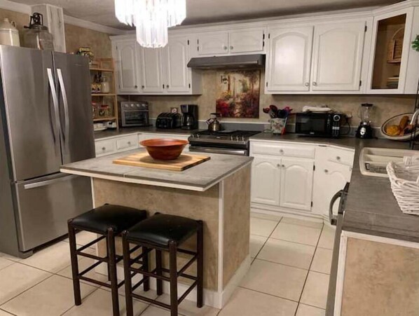 Réfrigérateur, micro-ondes, four, plaque de cuisson