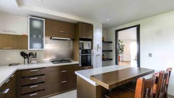 Fridge, microwave, stovetop, dishwasher