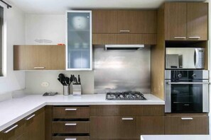 Fridge, microwave, stovetop, dishwasher