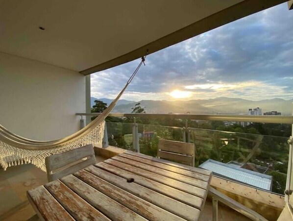 Outdoor dining - View Incredible and Comfort Apartments (Medellín)