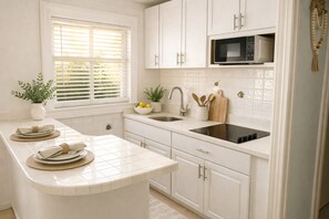 Frigorifero, microonde, piano cottura, macchina per tè/caffè