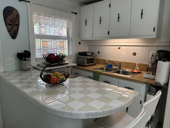 Refrigerador, microondas, parrilla de estufa y cafetera y tetera