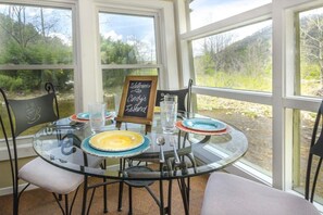 Dining - Cindy's Island Riverfront (Franklin)