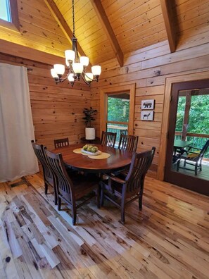 Dining - Dolly's Ridge Perfect Mountain Getaway (Franklin)