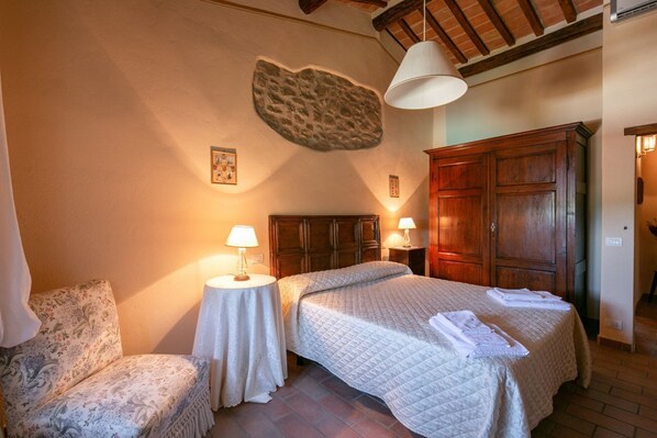 9 chambres, fer et planche à repasser, Wi-Fi, draps fournis