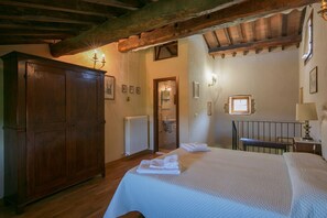 9 bedrooms, iron/ironing board, WiFi, bed sheets