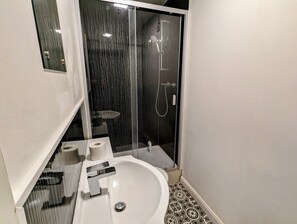 Dusche, Handtücher, Toilettenpapier