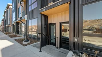 Studio (2 Bedrooms) | Property amenity
