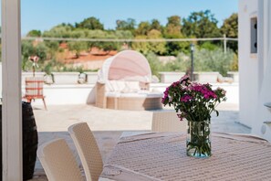 Outdoor dining - Traditional Apulian Trulli and Lamia with pool and jacuzzi (Martina Franca)