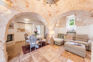 Dining - Traditional Apulian Trulli and Lamia with pool and jacuzzi (Martina Franca)