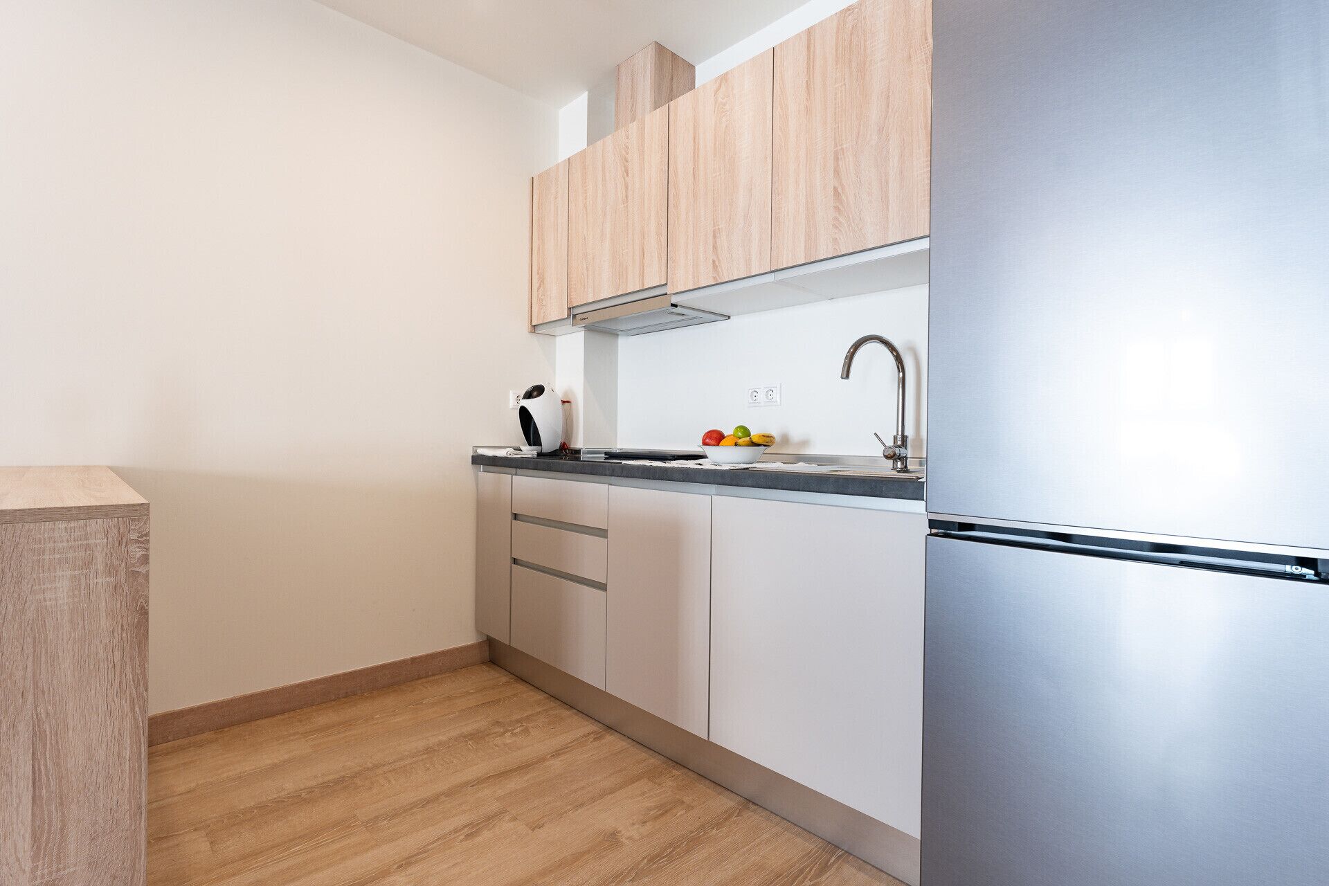 Réfrigérateur, micro-ondes, cafetière/bouilloire, bouilloire électrique