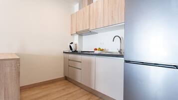 Een koelkast, een magnetron, een koffiezetapparaat/waterkoker