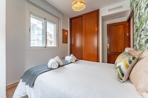 Iron/ironing board, free WiFi, bed sheets - MalagaSuite La Nogalera Beach (Torremolinos)