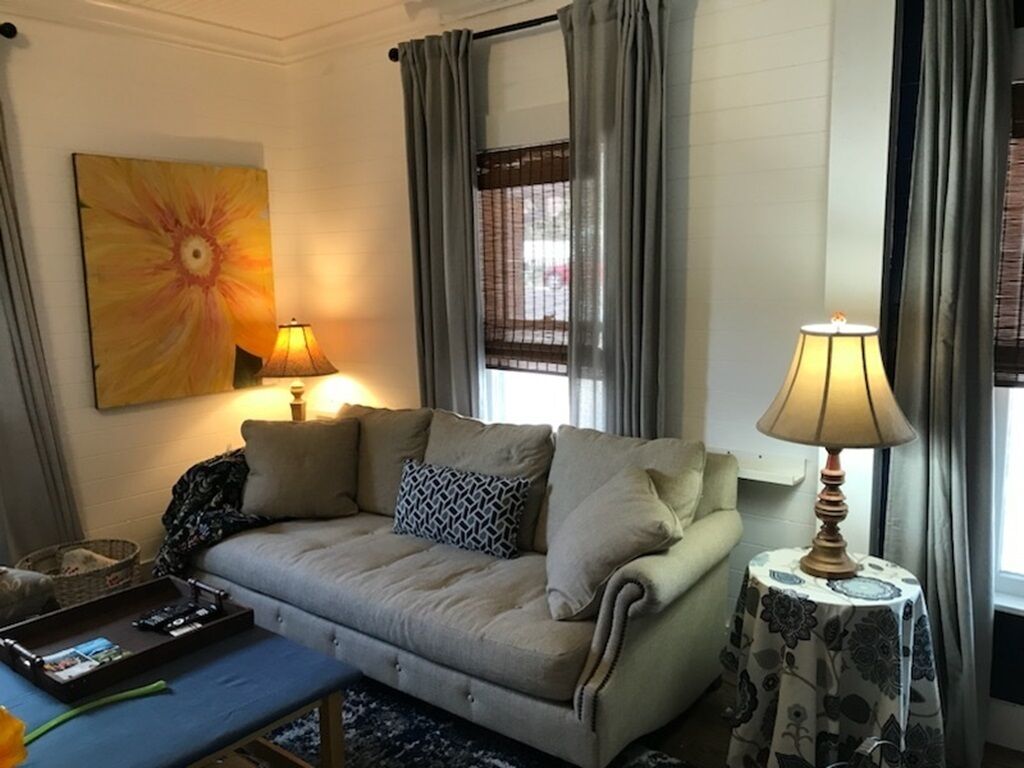 Long-Term rental only. Beautiful remodel. Walk to shops. Pet friendly. 