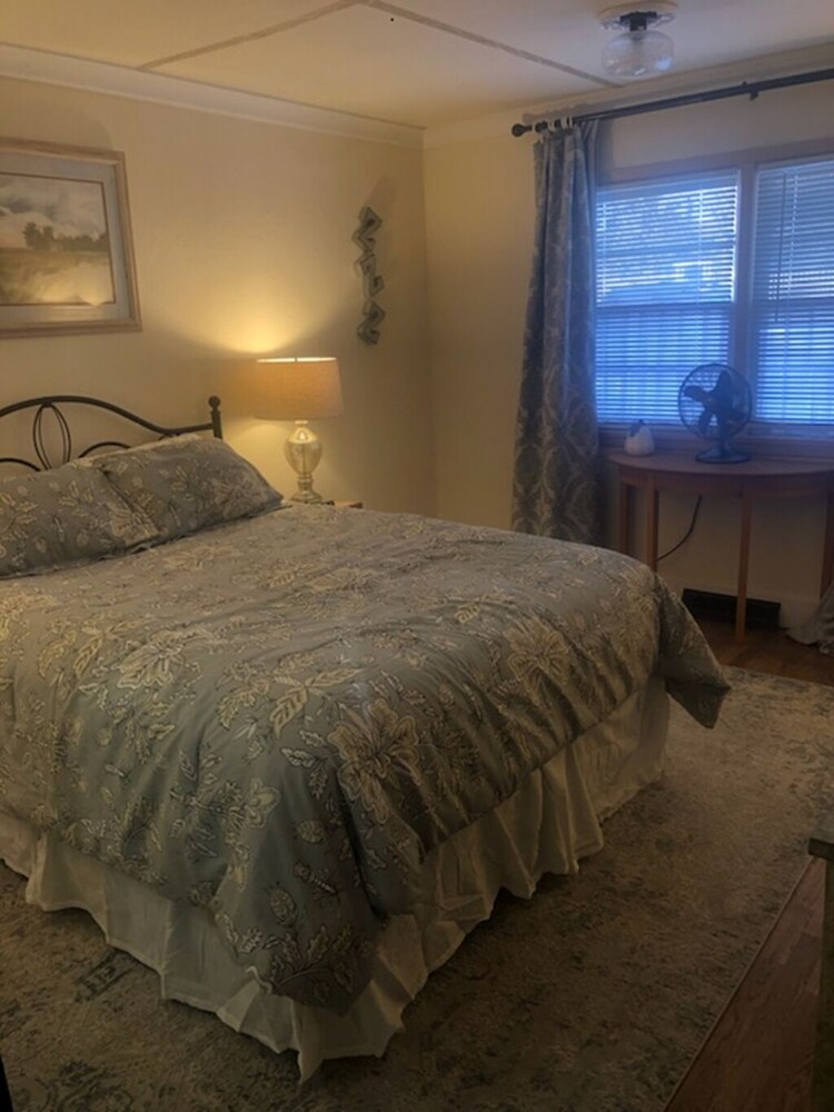 LongTerm rental only. Beautiful remodel. Walk to shops. Pet friendly