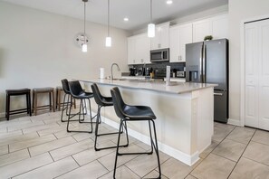 Fridge, microwave, oven, stovetop - Nice house in the best resort in Orlando (Four Corners)