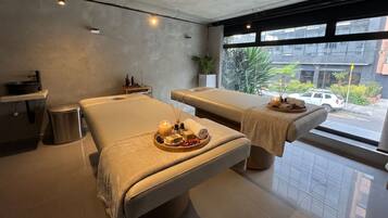 Sauna seca, massagens com pedras quentes, massagens musculares profundas