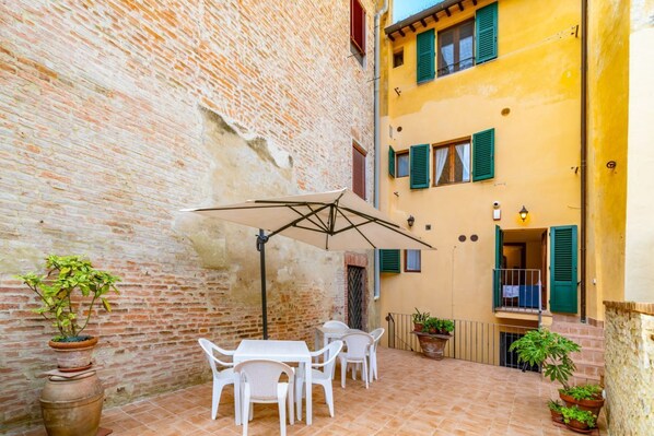 Outdoor dining - St. Mark's Terrace - Lovely Apartment! (Siensa)