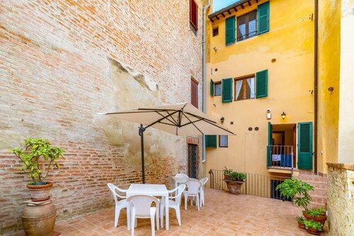 GuestHost - Beautiful studio of 25 square meters located on the first floor of a building without elevator (6 steps to access), can comfortably accommodate up to 2 people.The property is located in the historic center (Restricted Traffic Zone), just outs